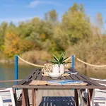 Ocarujuci Houseboat Na Dunaji