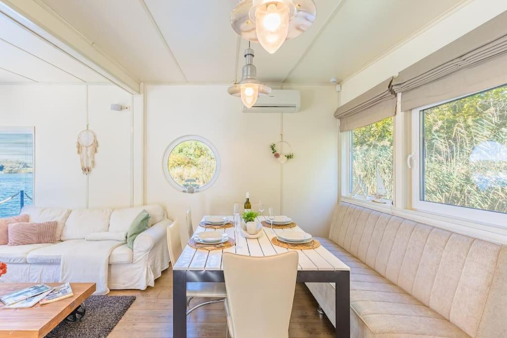 Ocarujuci Houseboat Na Dunaji Pressburg