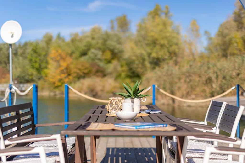 Prázdninový dům Ocarujuci Houseboat Na Dunaji *