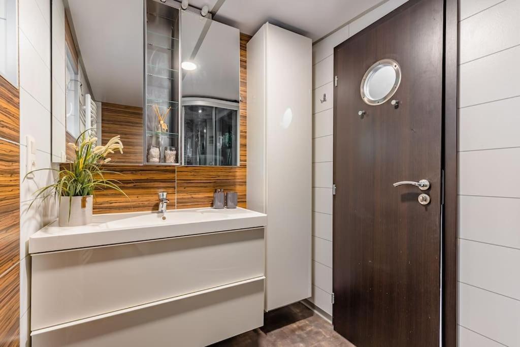 Ferienhaus Ocarujuci Houseboat Na Dunaji *