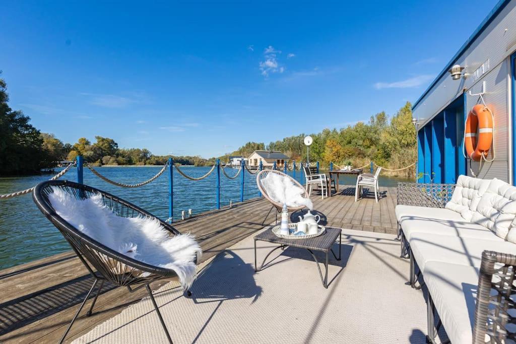 Ocarujuci Houseboat Na Dunaji * Pressburg