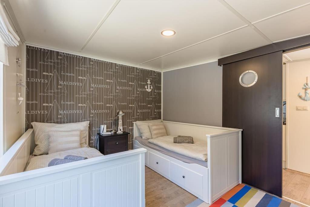 Ocarujuci Houseboat Na Dunaji