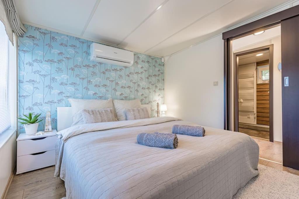 Ocarujuci Houseboat Na Dunaji * Pressburg