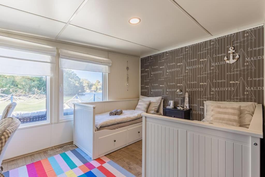 Ocarujuci Houseboat Na Dunaji Pressburg