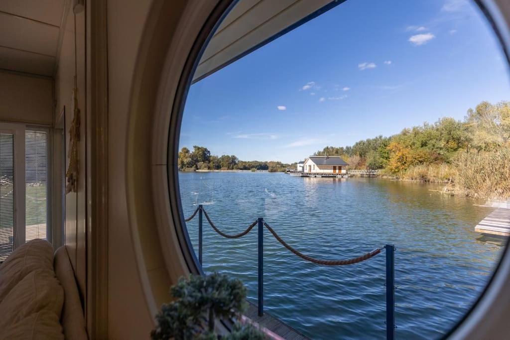 Ocarujuci Houseboat Na Dunaji * Pressburg