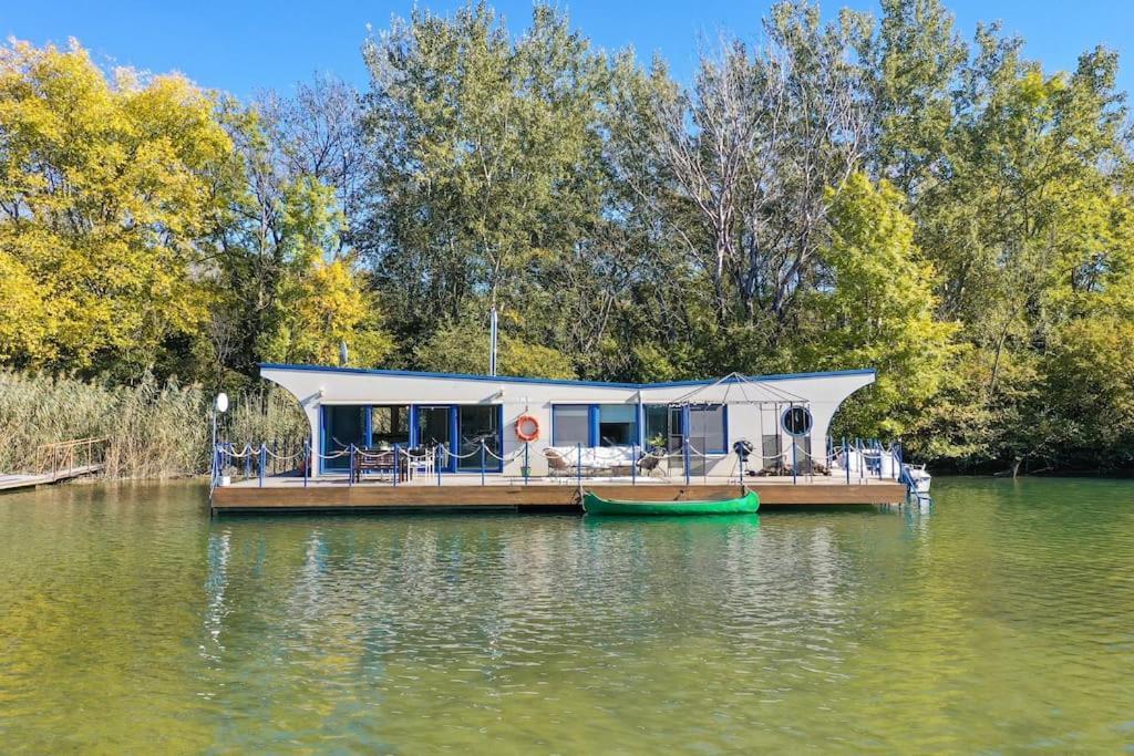 Ocarujuci Houseboat Na Dunaji * Pressburg