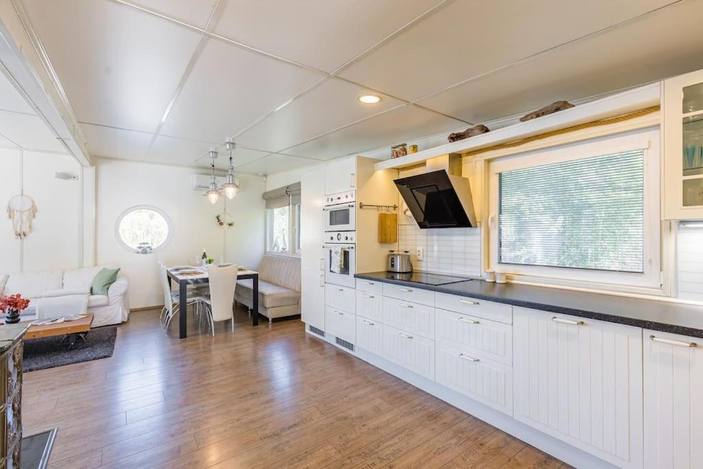 Ocarujuci Houseboat Na Dunaji * Pressburg